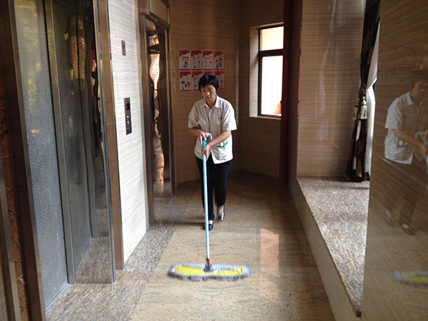 物业保洁中，地面清洁的步骤是什么？